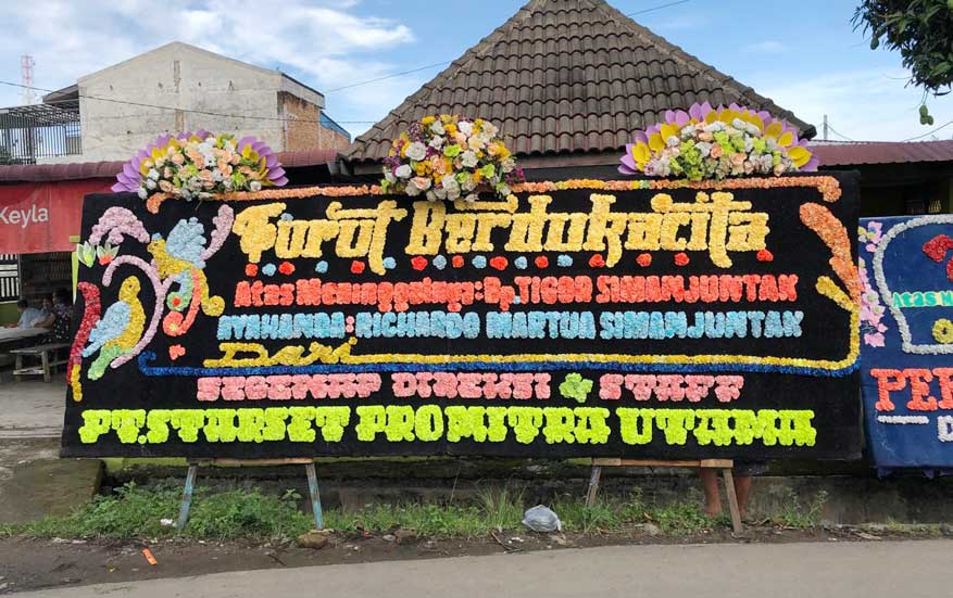 bunga papan gandeng Medan 3 mahkota bunga segar