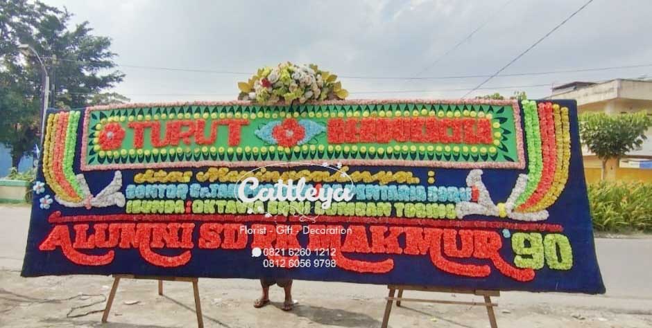 bunga papan Medan gandeng 1 mahkota artificial