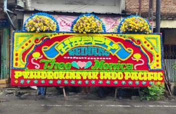 bunga papan gandeng 3 mahkota bunga segar