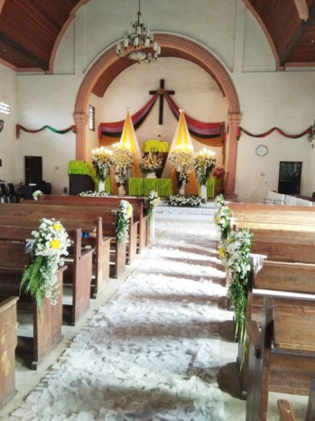 dekorasi gereja acara pemberkatan pernikahan