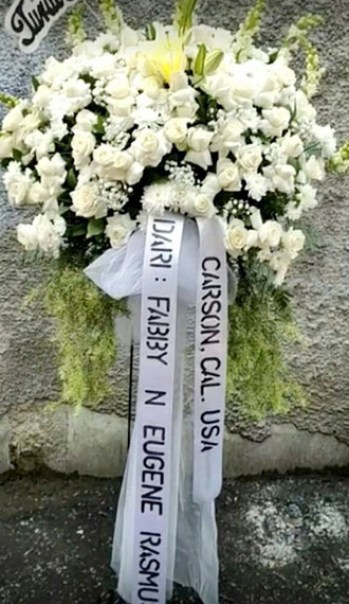 karangan bunga duka cita standing