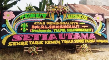 Papan Bunga Medan Gandeng Mahkota